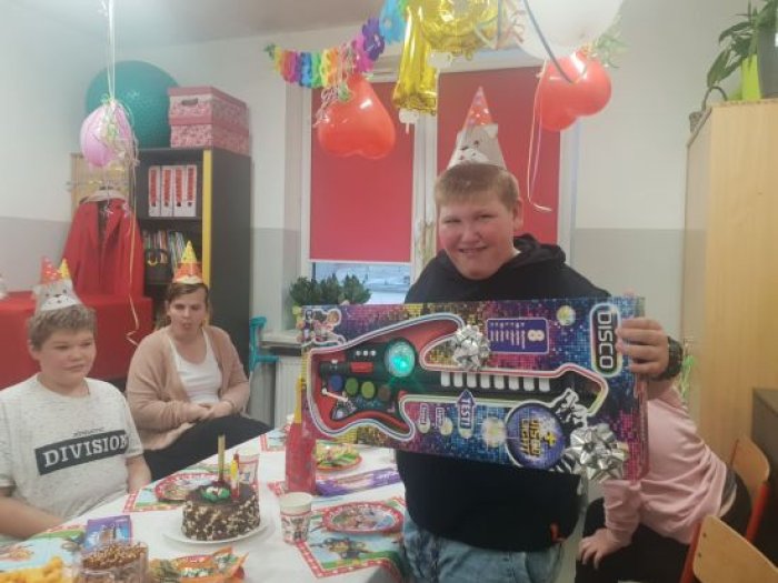 Solenizant z prezentem urodzinowym.