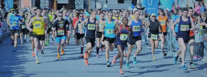 Uczestnicy Półmaratonu żywieckiego w biegu.