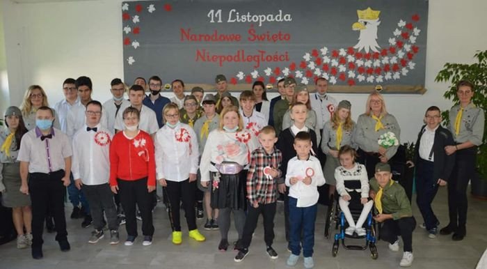 Uczestnicy apelu z okazji 11 listopada.