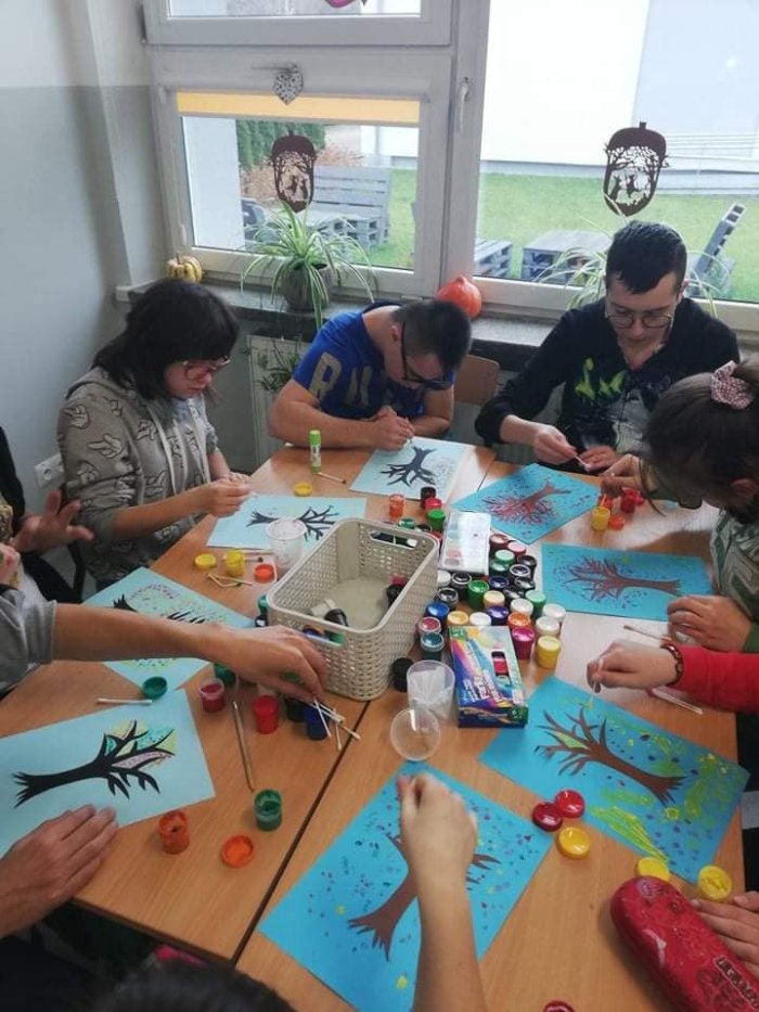 Uczniowie wykonują pracę plastyczną.