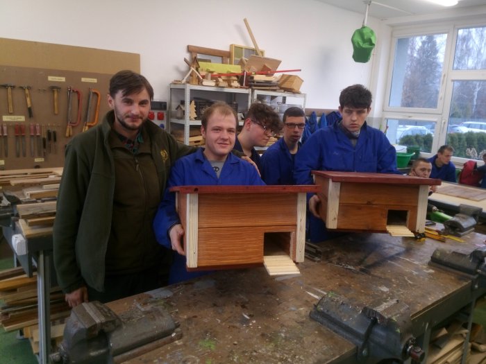 grupowe zdjęcie z dyrektorem mini zoo oraz uczniów ośrodka przekazujących domki dla jeży.