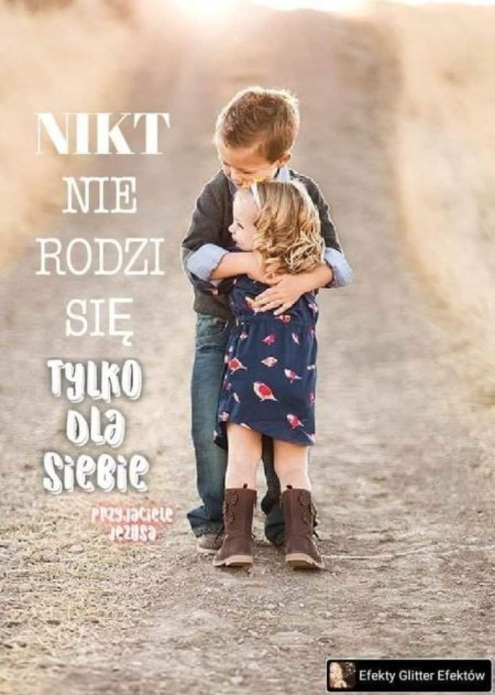 Grafika przedstawiająca małego chłopca tulącego małą dziewczynkę.