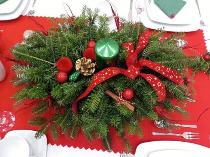 Stroik świąteczny przygotowany przez uczniów szkoły branżowej.