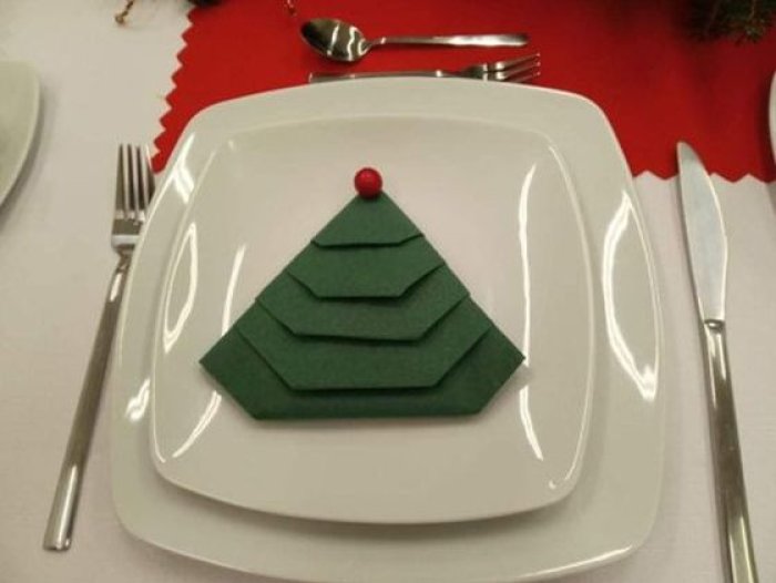 Choinka jako dekoracja talerza na wigilijnym stole, wykonana w ramach warsztatów dekoratorskich.
