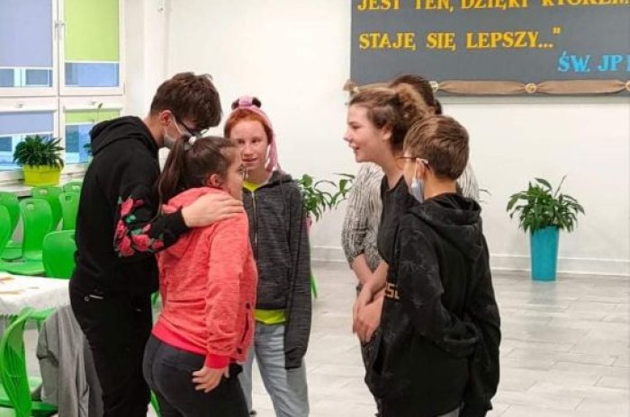 Koleżanki i koledzy składają życzenia solenizantce z okazji 18 urodzin.