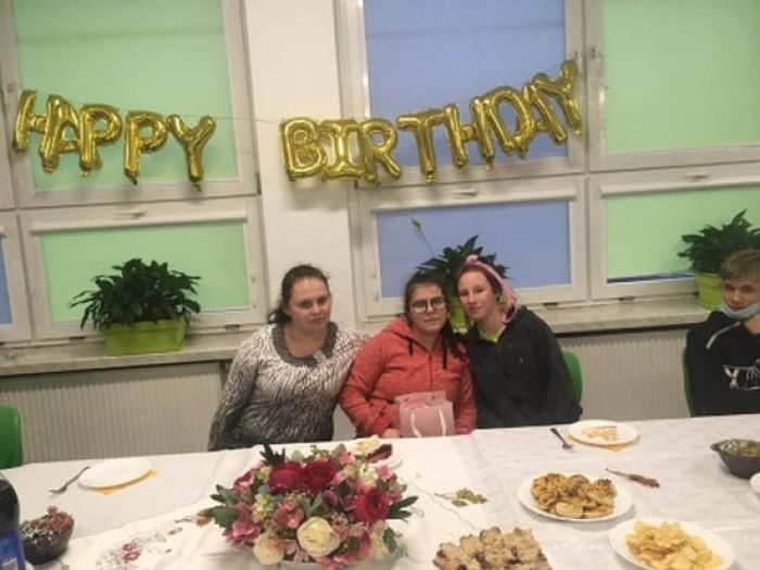 Solenizantka Basia wśród koleżanek z internatu.