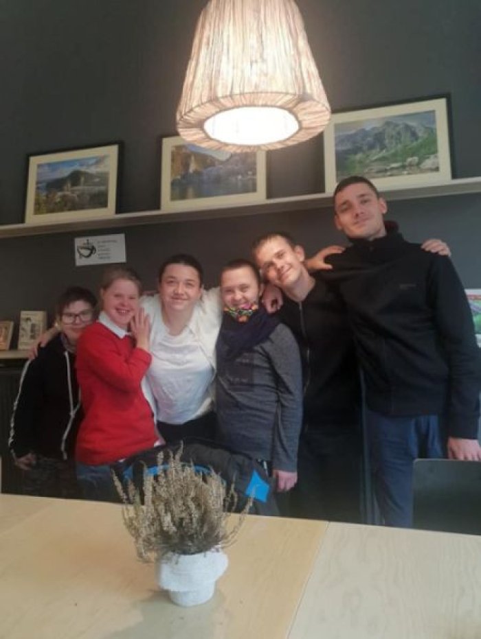 Uczniowie klasy 3 Pa pozują do zdjęcia w kawiarni Przystań w Żywcu.