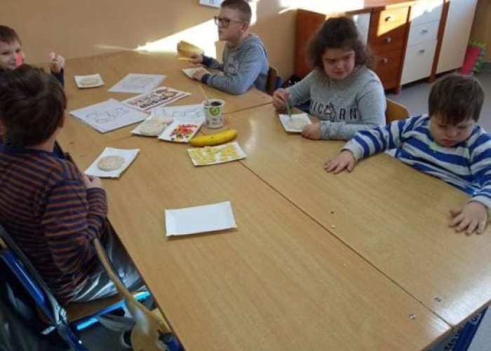 Uczniowie wykonują misia z krążków i nutelli na Dzień Misia.