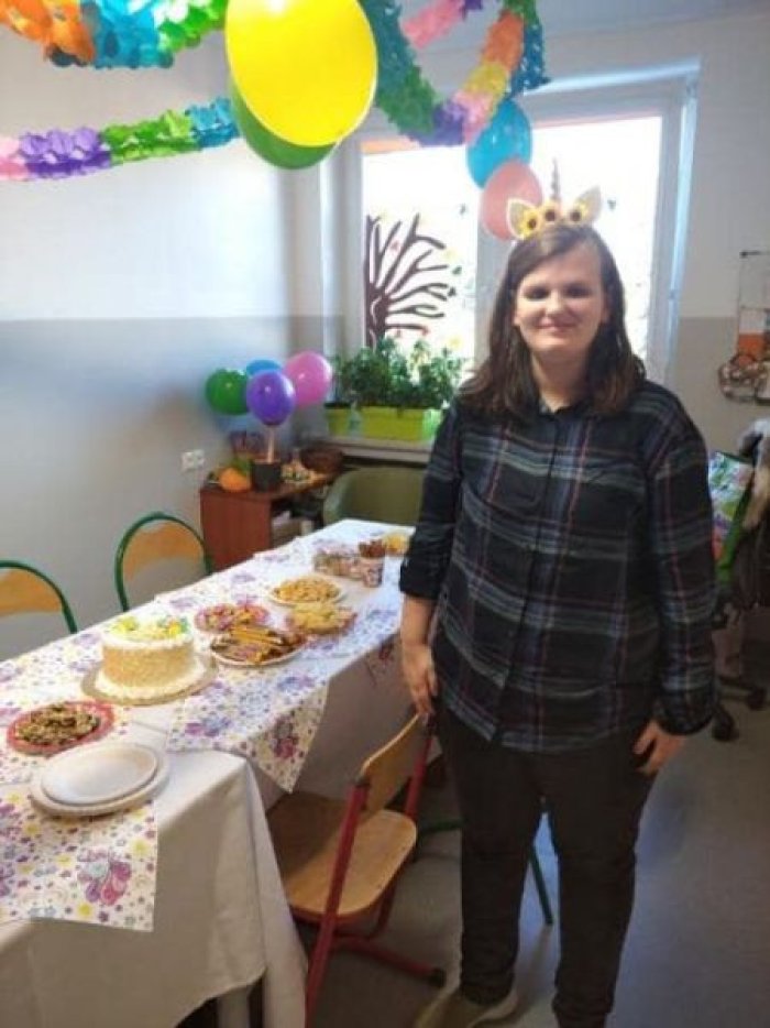 Solenizantka Katarzyna pozuje do zdjęcia.