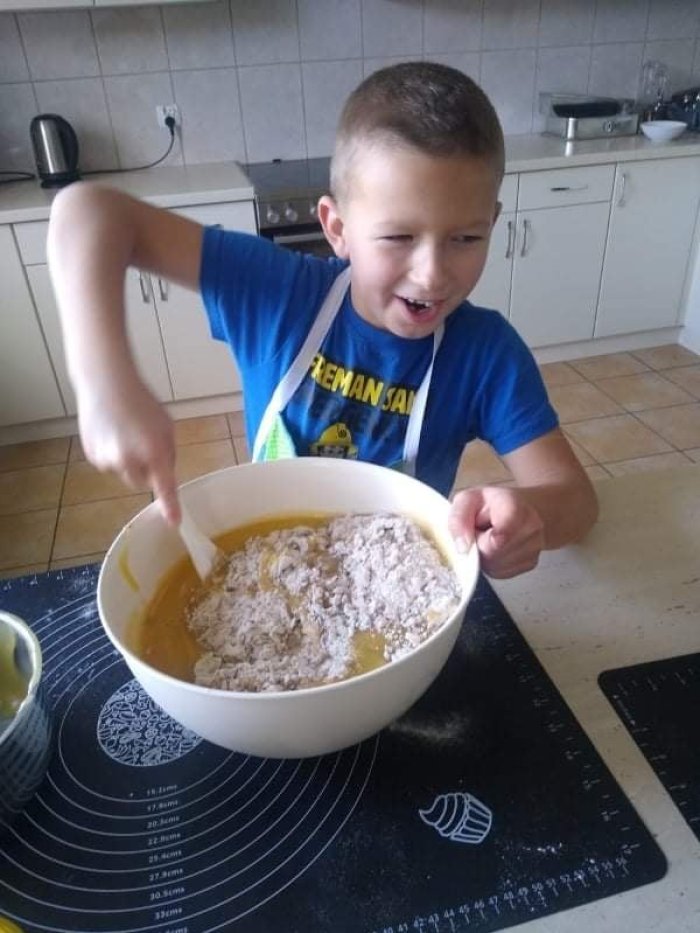 Uczeń miesza produkty.