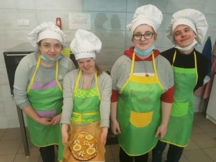 Uczniowie prezentują wypieki świąteczne