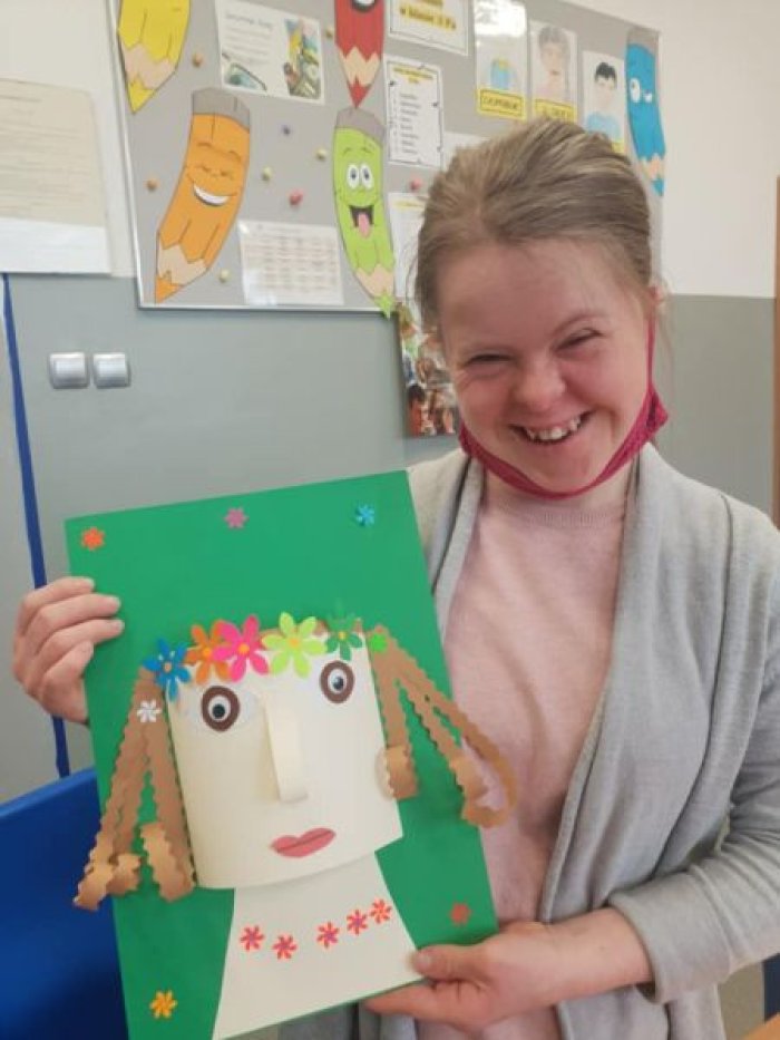 Uczennica prezentuje portret plastyczny pani wiosny
