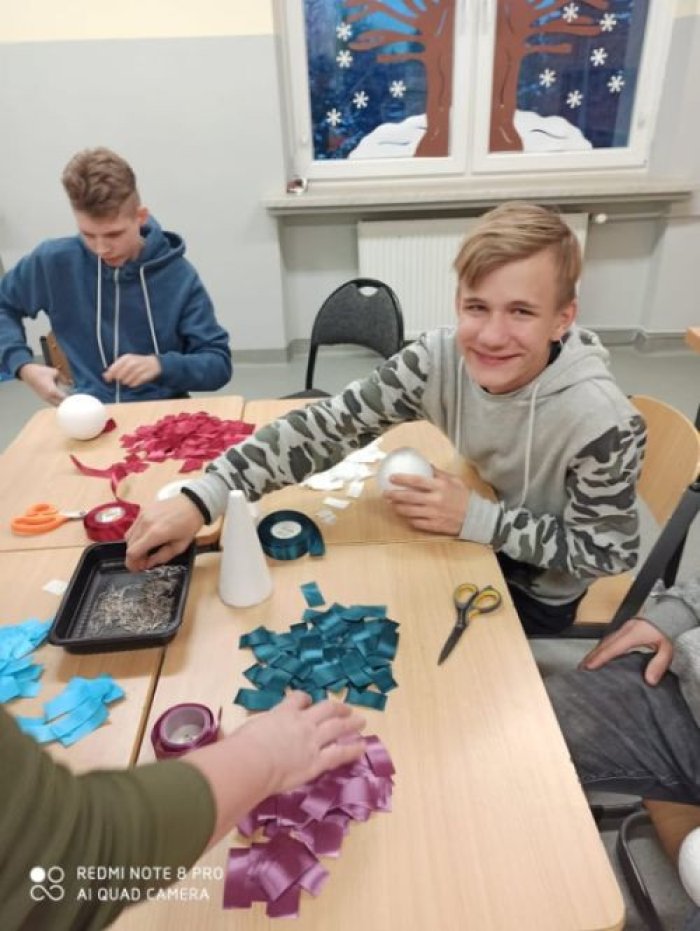 Wychowankowie internatu z zaangażowaniem uczestniczą w warsztatach rękodzieła.
