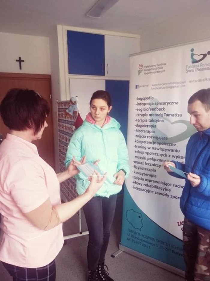 Pani pielęgniarka prezentuje w jaki sposób posługiwać się maseczką