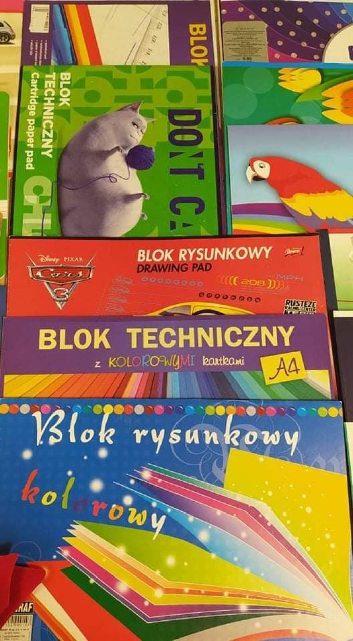 Pomoce do zajęć plastycznych.