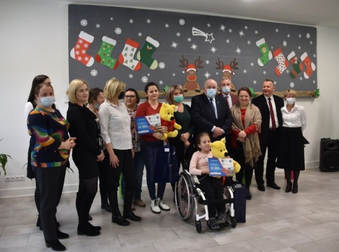 Uczestnicy podczas uroczystego  przekazania czeków po 10.000 zł dla Kasi oraz Wiktorka.