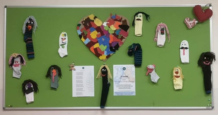 Pacynki ze skarpetek umieszczone w gablocie świetlicy internatowej