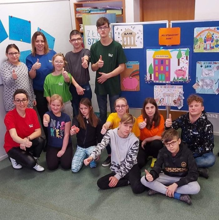 Uczniowie i prace plastyczne uczniów.