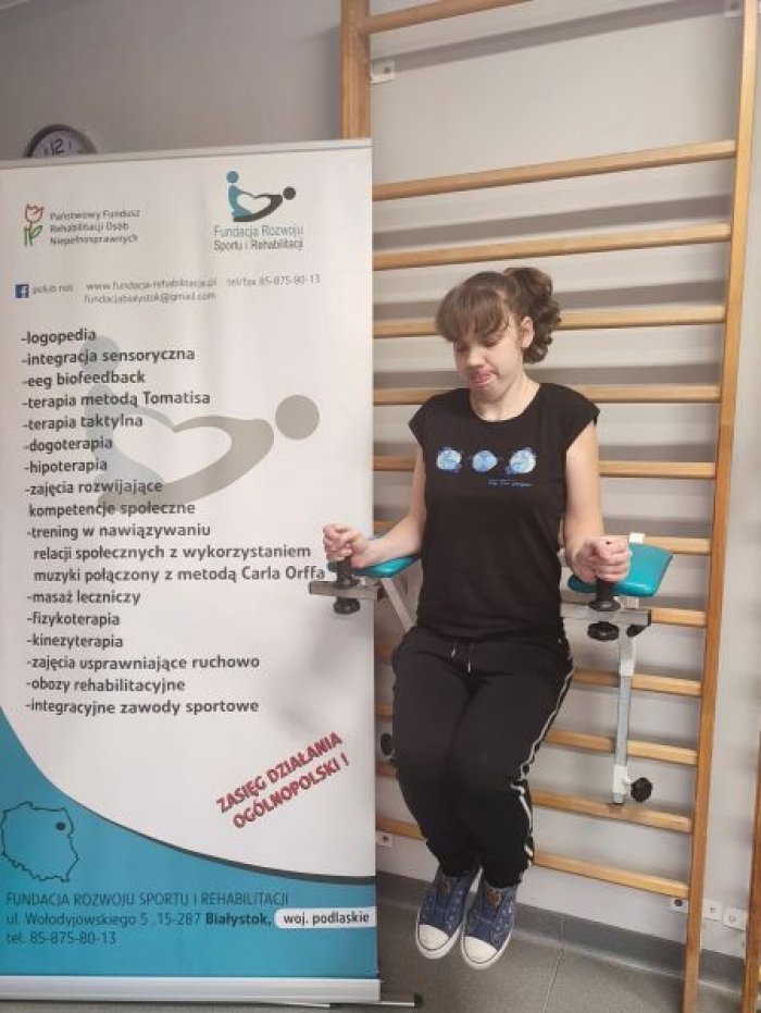 Uczennica ćwiczy sprawność rąk.