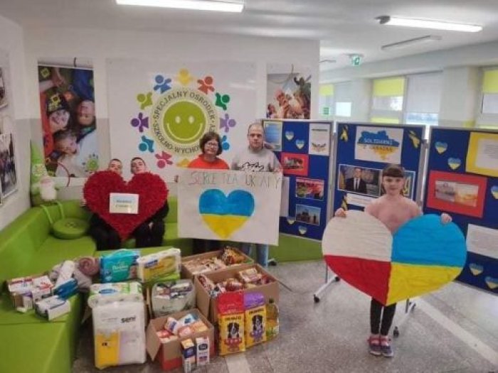 Uczniowie prezentują zebrane dla Ukrainy dary.