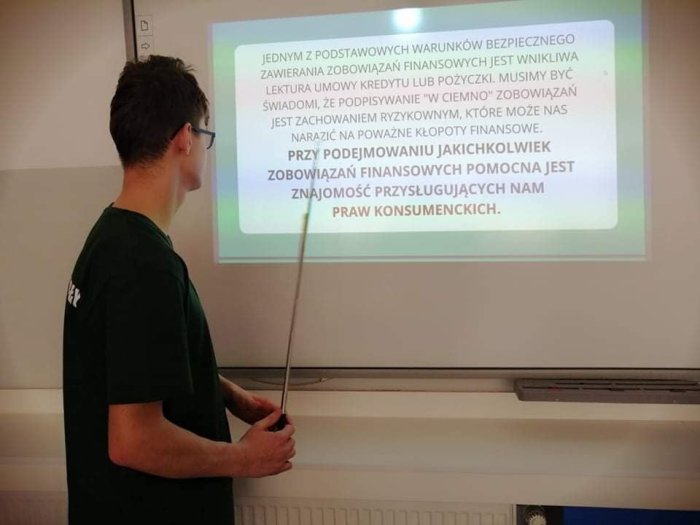 Uczeń prowadzi pierwszy warsztat uczniowski.