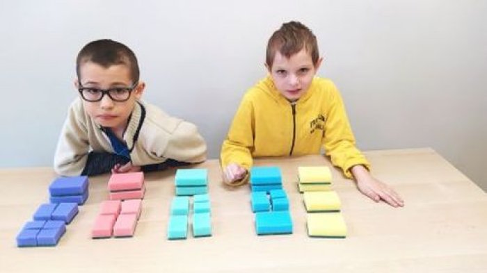 Młodsi wychowankowie internatu doskonalą umiejętności matematyczne.