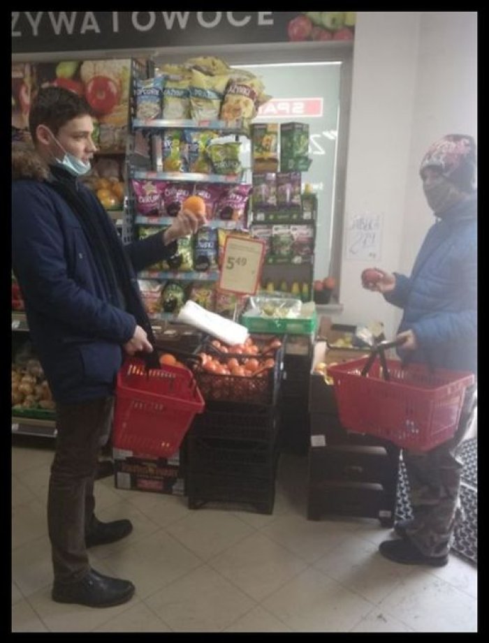 Uczniowie robią zakupy w sklepie.