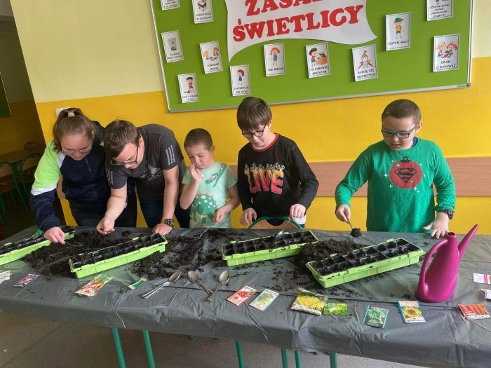 Uczniowie wysiewają nowalijki.