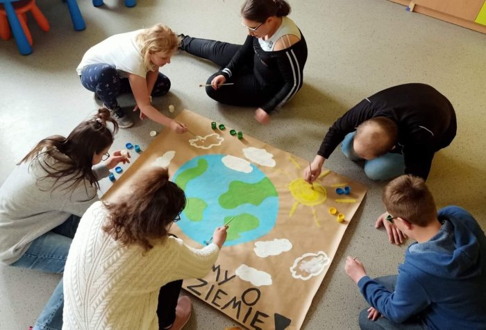 Uczniowie wykonują plakat