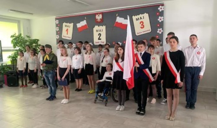 Uczniowie deklamują wiersze na apelu z okazji Świąt Majowych.