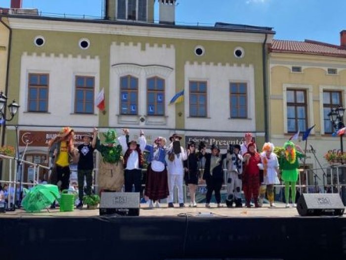 Grupa teatralna klubu twórczości artystycznej podczas przedstawienia pod tytułem : Rzepka, na żywieckim rynku.