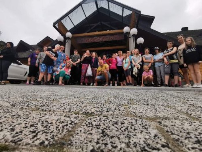 Uczestnicy wycieczki przed Centrum Koronki Koniakowskiej w Koniakowie.