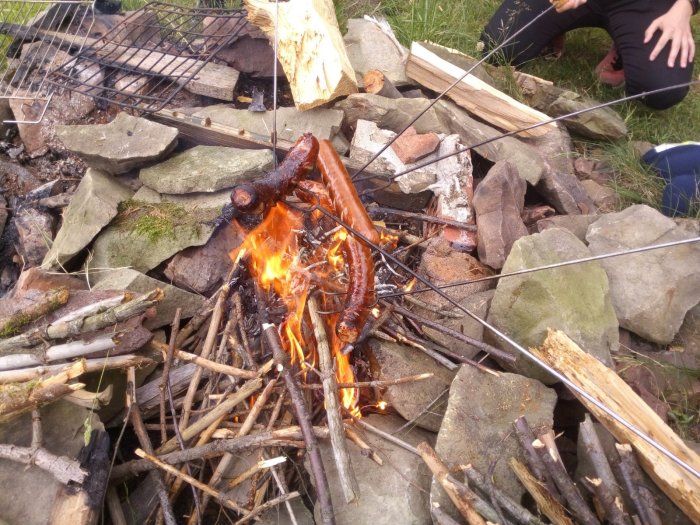 Pieczenie kiełbasy.