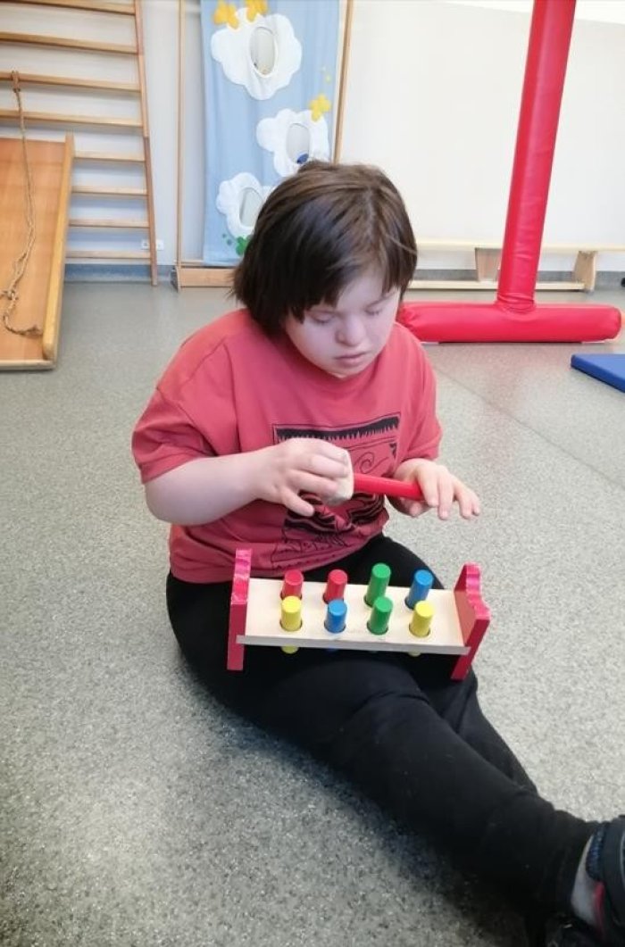 Uczennica manipuluje przedmiotami.