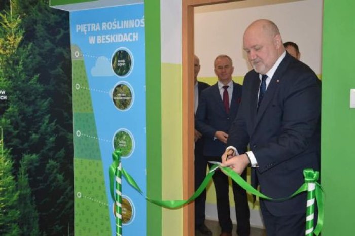Wicewojewoda śląski Pan Jan Chrząszcz przecina wstęgę w zielonej pracowni.