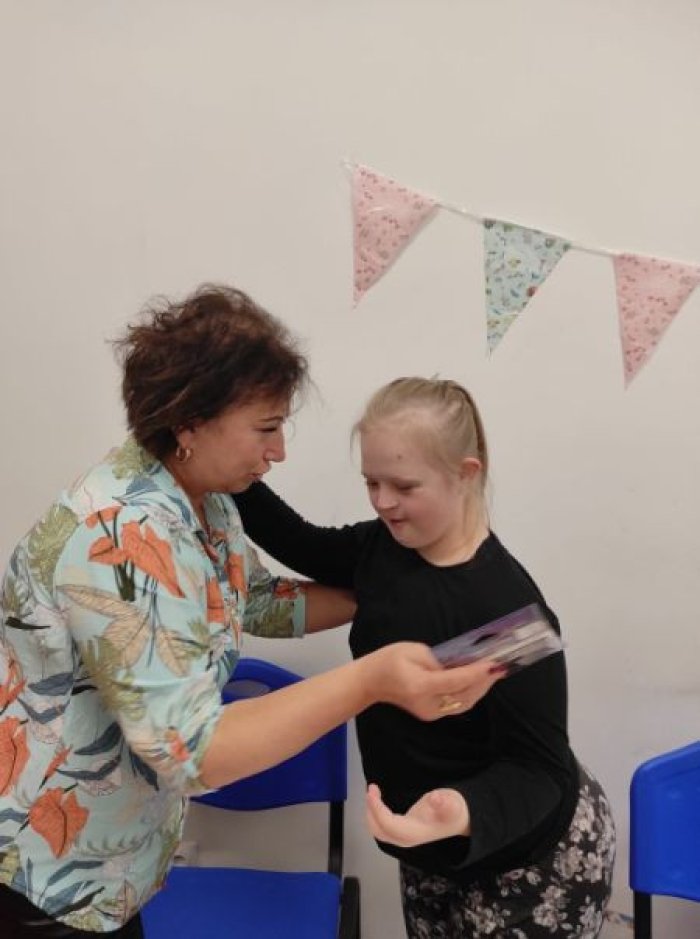 Pani dyrektor składa życzenia solenizantce Dorotce.