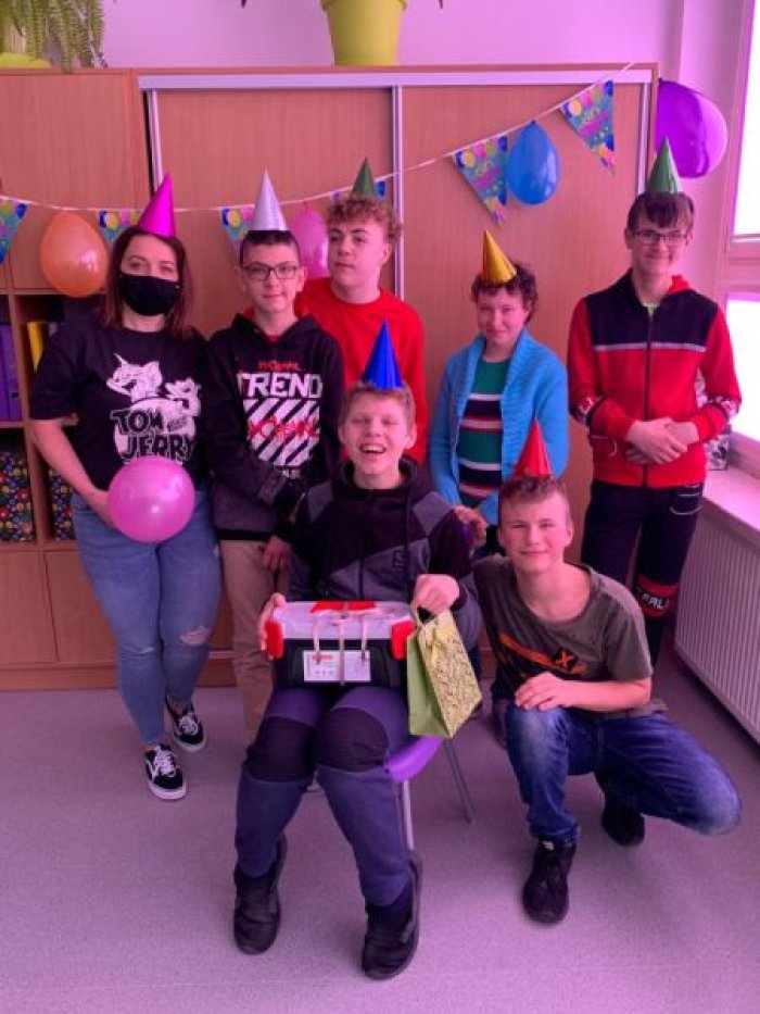 Uczniowie klasy 7 wraz z wychowawczynią oraz Solenizantem Danielem pozują do urodzinowego zdjęcia.