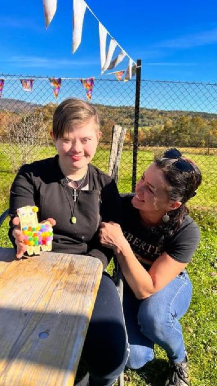 Uczennica prezentuje wykonaną przez siebie alpakę.