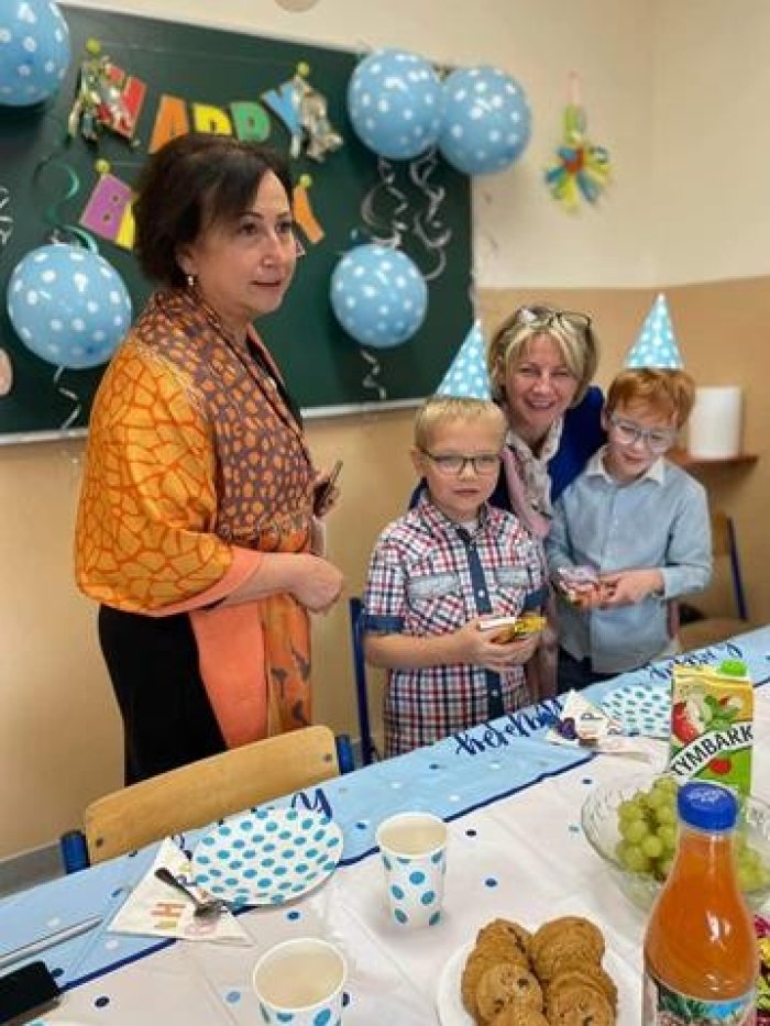 Życzenia od Pań Dyrektor dla naszych solenizantów.