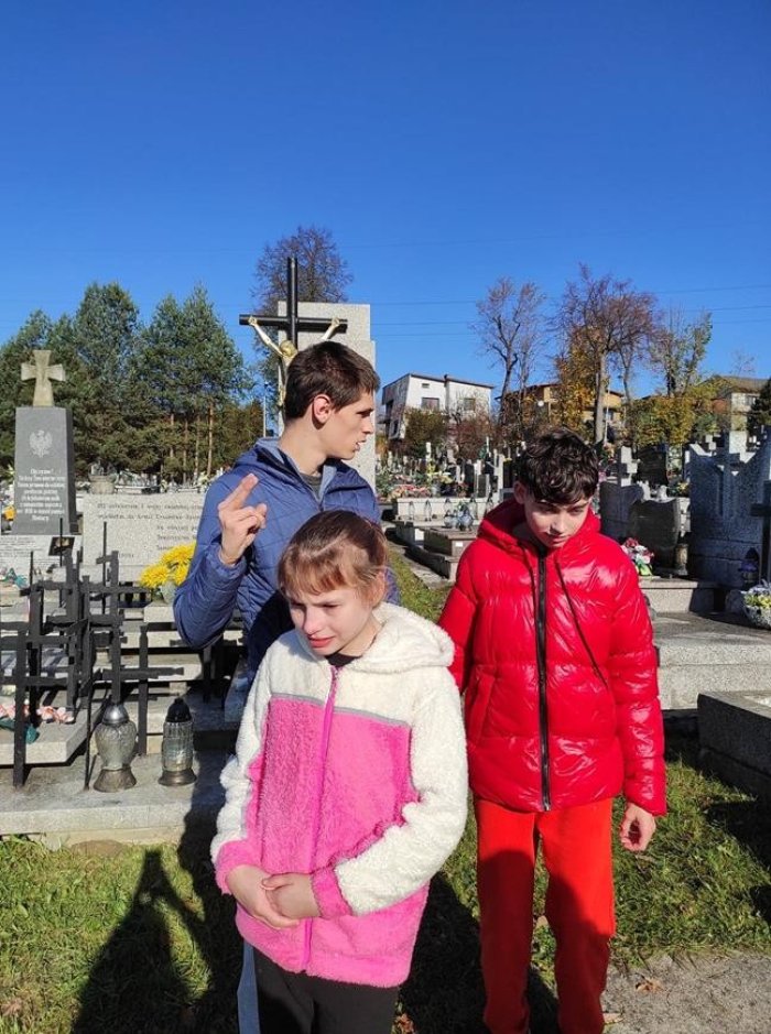 Uczniowie minutą ciszy uczcili tych, którzy odeszli.