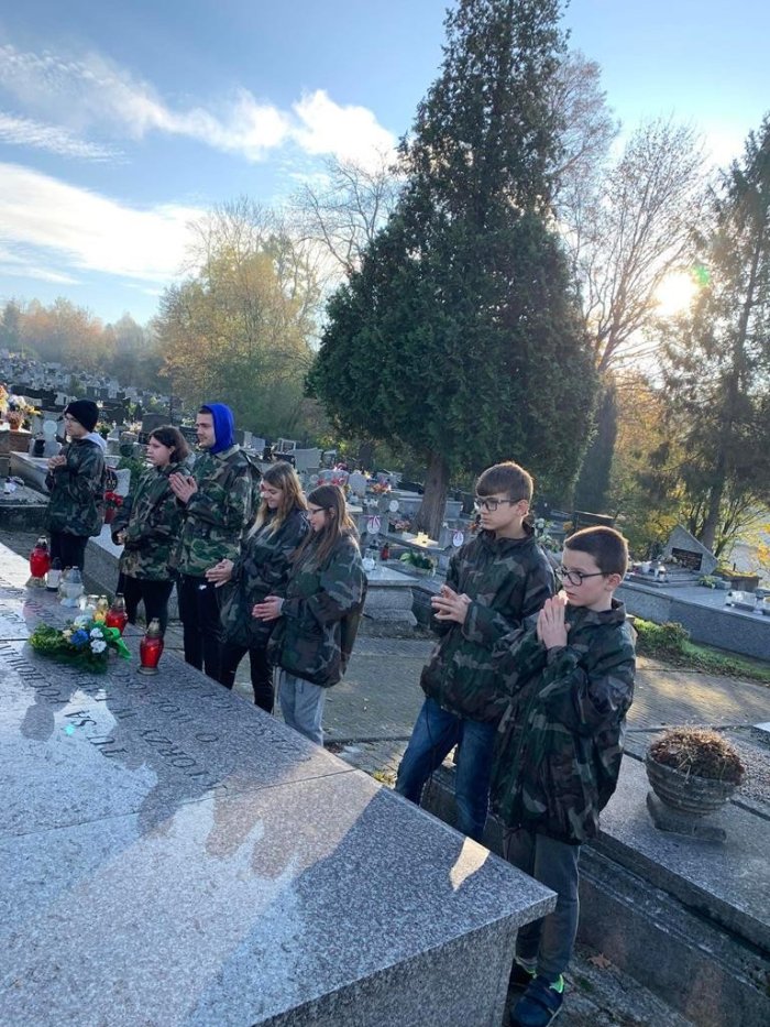 Uczniowie zapalili znicze.