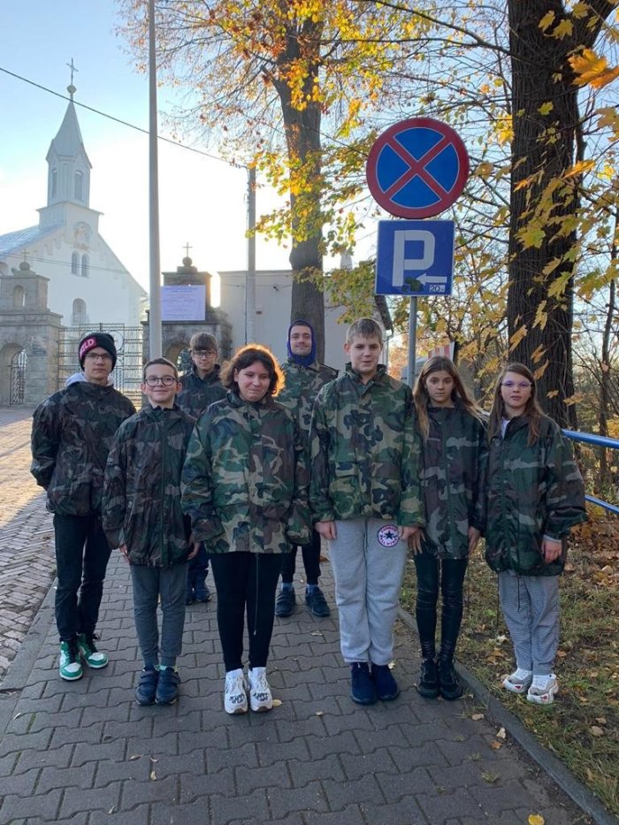 Harcerze udali się na cmentarz, aby zapalić znicze i złożyć własnoręcznie przygotowaną wiązankę na POMNIKU LEGIONISTÓW POWIATU ŻYWIECKIEGO.