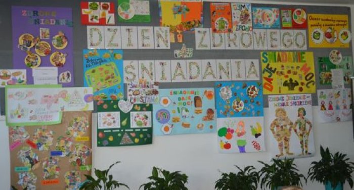 Plakaty na temat zdrowego śniadania przygotowane przez uczniów.