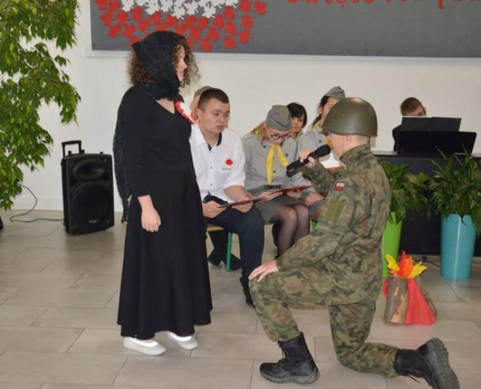 Żołnierz żegna się z matką. Kadr z apelu z okazji 11 listopada.