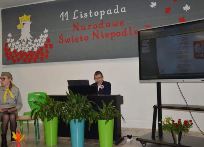 Uczeń akompaniamentuje na organach.