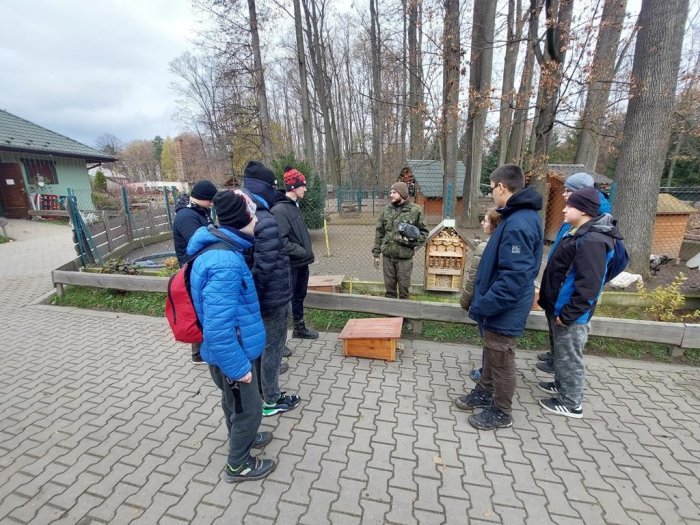Uczniowie podczas tych praktyk zdobywają wiedzę na temat przyrody.