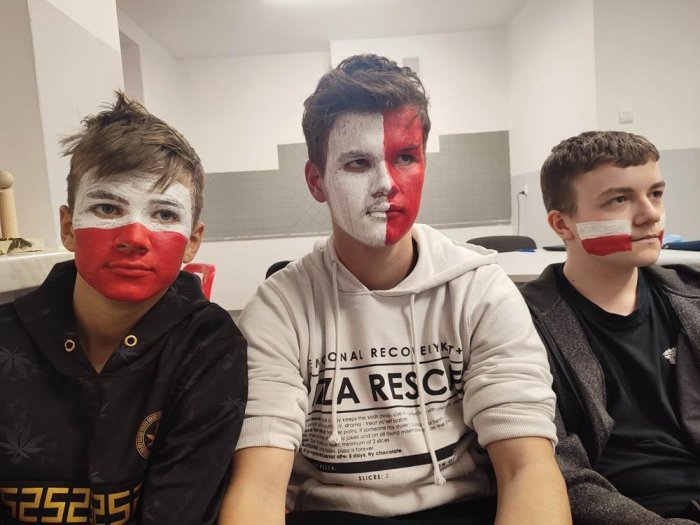 Uczniowie ozdobili twarze naszymi barwami narodowymi.