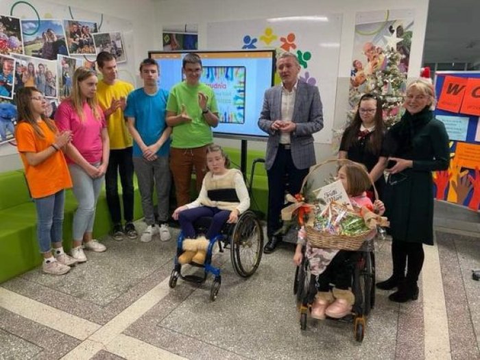 Wicestarosta żywiecki w otoczeniu wolontariuszy naszej szkoły.