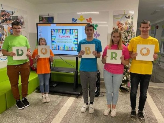 Uczniowie prezentują hasło dobroć, które jest przewodnie w miesiącu grudniu.