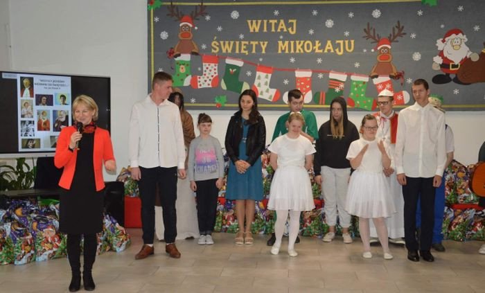 Pani dyrektor Ośrodka wita serdecznie przybyłych gości,w tle uczniowie naszej szkoły.